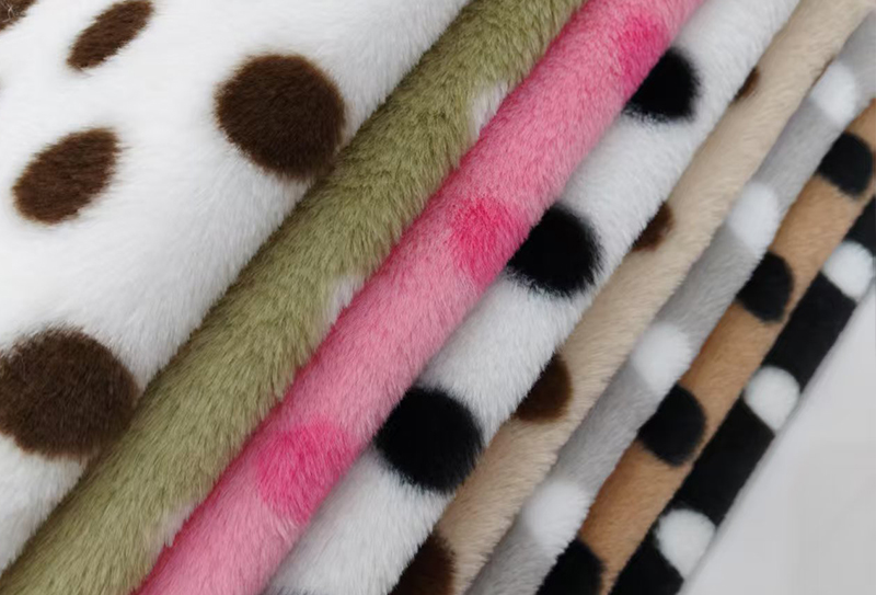 Kain polkadot motif bulu kelinci 500mg 160cm